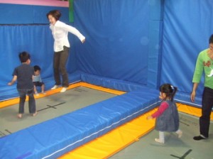 家族でトランポリン♪